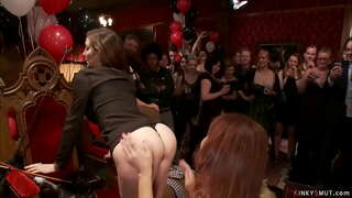 E rua big boobs MILF pononga Simone Sonay me te Syren de Imera i te iwi whānui Bday party o te rangatira Princess Donna Dolore te tiki i te korokoro ta&#039;uehia