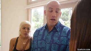 Blonde malalaki utong step mother Luna Star gets anal fucked sa pamamagitan ng kanyang bagong kasintahan Derrick Pierce pagkatapos ay gumagana ang kanyang goth kabataan Avi pag-Ibig at fucks at waxes kanyang