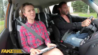 Učenik iz lažne škole kupi instruktoru Emiliji Argan kafu pre Ševe na otvorenom