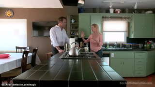 Szexi mostohalánya Belle Noire mozog haza a nyáron, amikor az anya el mostohaapja Steven St Croix bevezeti a bdsm szex