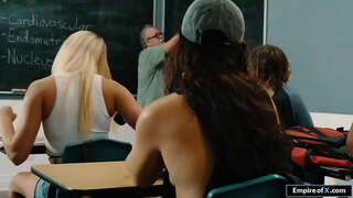 Blondi teini suihin niin perseestä mukaan hänen ystävänsä allas