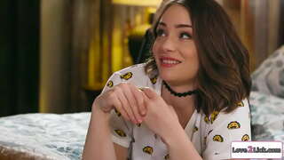 Brunete nav burvju triks par stepbrothers gf un pavedina viņu.Viņi skūpsts un piedauzīgo rudmatis laiza viņas cunt.Tad viņa pirkstiem viņas un rotaļlietas viņas incītis