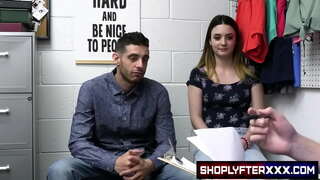 Kun Kinsley Kane ja hänen poikaystävänsä ovat kiinni käyttämällä varastetun luottokortin, loss prevention aiheita Kinsley perusteellinen nauhat ja ruumiintarkastus.