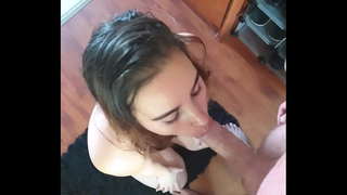 Tyttö imee munaani vain niellä kaikki minun cum / kasvojen