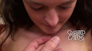 Pigtails के साथ किशोर में पहली बार पोर्न