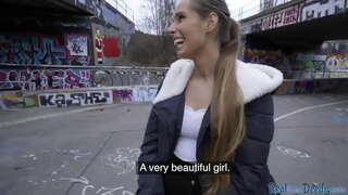 Tamaiti tino hiahia te moni, engari kua ki te hoatu blowjob i roto i te iwi whānui