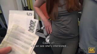 HUNT4K. Za novac, čovječe dozvoljava iskusan lovac da se jebem DEVOJKA u teretanu