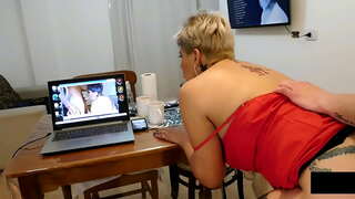 ���ैं उसे पता चलता है मुझ पर जासूसी जब मैं हस्तमैथुन और मैं उसे गर्म दूध के साथ जब तक यह overflows .....