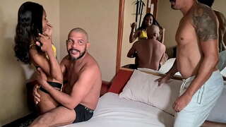 Di latar belakang depan kamera untuk merek-baru carioca, dan perasaan dua penis dalam vagina pada masa yang sama, untuk pertama kali dan berakhir dengan beban seluruh cum