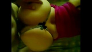 Busty لیٹنا کے ساتھ ایک بہت بڑا گدا ایک بڑا ڈک لے