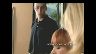 ماں اور قدم بیٹے کا دورہ غالب قدم چاچی پر اس کی سالگرہ