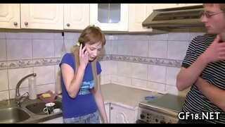 Ganska tonåring hotty står doggy mode