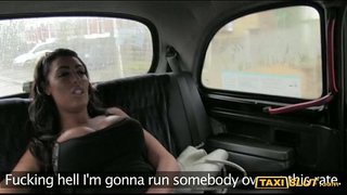 Вялізныя цыцкастая Ава бурат з кіроўцам на заднім сядзенні яго таксі