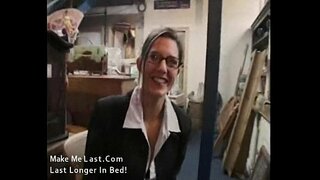 סעקסי ברונעט באַלעבאָסטע געץ שאַגגעד אין איר אַרבעט אָרט