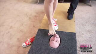 Вера аяғы таҙартыу өсөн ҡулланылған сара Facebox Ориас Ай Бастет