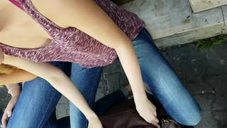 Downblouse tytöt kadulla julkinen