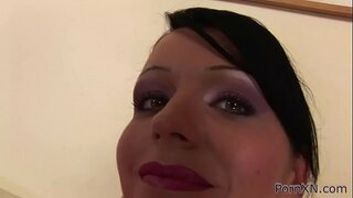 ���ेक तरुण समलिंगी संबंध ठेवणारी स्त्री स्त्रीचा चिद्रांमधे हात घालणे