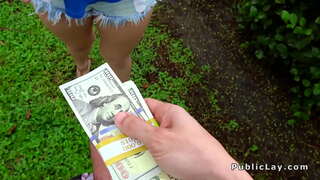 Bublina zadok blond ofinou v garáži na verejnosti