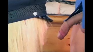 Лепа жена-полицајац, палачинке, рукавице и чарапе