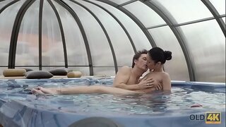 OLD4K. Tairiscint Gnéas sa Jacuzzi