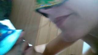 Naimisissa oleva nainen sylkeminen suuhun mies ja tekee hänestä niellä se