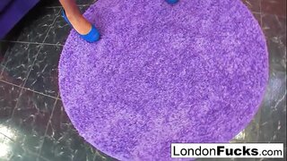 אסיאתית, בייב, מזיינת את עצמה