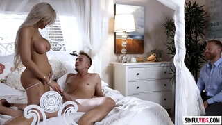 Husbond ser hustru Elle slået af smukke nabo