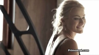 ���ැඹුරු ගුද සමග උණුසුම් සුදු හම