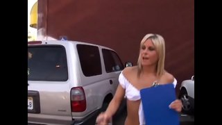 Gənc babe qəbul bərk üzvü öz yaş бритую пизду