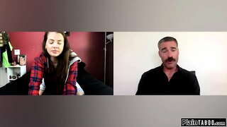 Busty teini riisuutua ifo hänen pervo ohjaaja.Hän ottaa pois hänen isot tissit ja tarttuu hänen lelu.Hän deepthroats ja vittuile hänen karvainen pillua