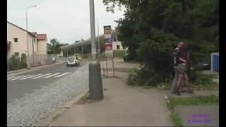 Staring gənc шлюшку трахнуться körpünün altında ictimai parkda