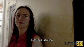 TUTOR4K. Wong marang guru dheweke kudu nyebar sikil kanggo njaluk dhuwit sawetara kanggo wulangan