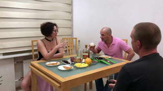 Deux gars baisée un ancien camarade de classe (partie 1)