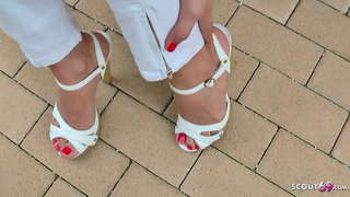 Sexy teen მაღალი ქუსლები მიუახლოვდა სანაპიროზე და მოუტანა footjob 50 ევრო