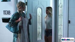 Blondi yhteyden hänen stepsis kautta povekas milf keskipitkällä.He suutelevat ja meedio on rimmattu.Pienet tissit babe kasvot hänen ajeltu Pillua